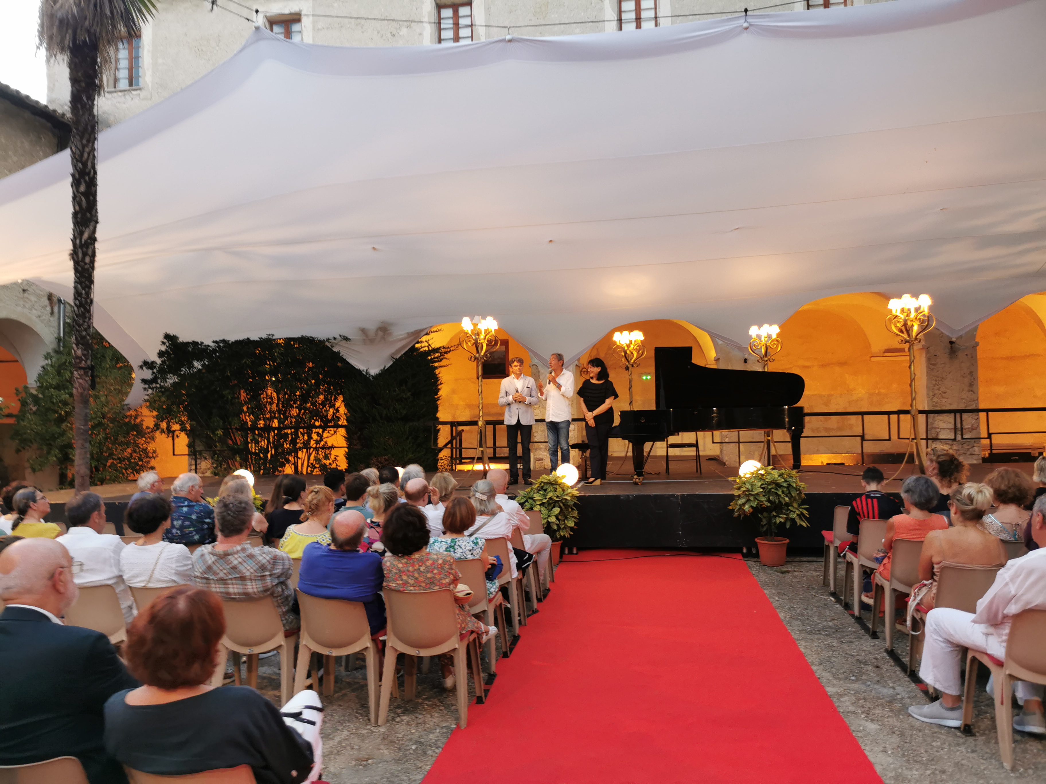 SCENE CLOITRE TAPIS ROUGE IMG_20230715_211240.jpg